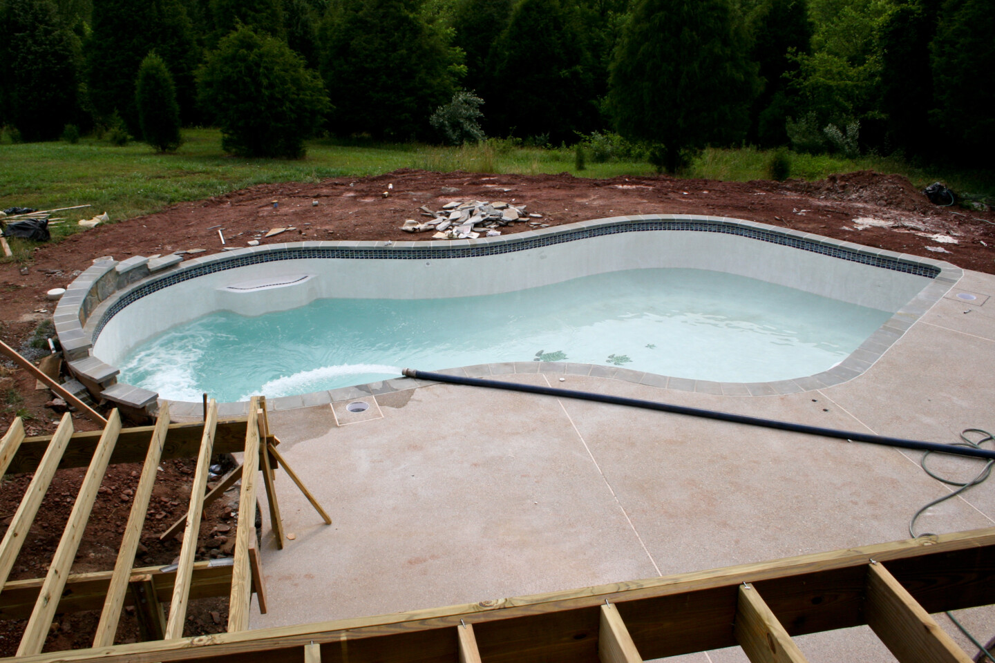 Ein Einbaupool mit gemauerten und betonierten Wänden wird gebaut