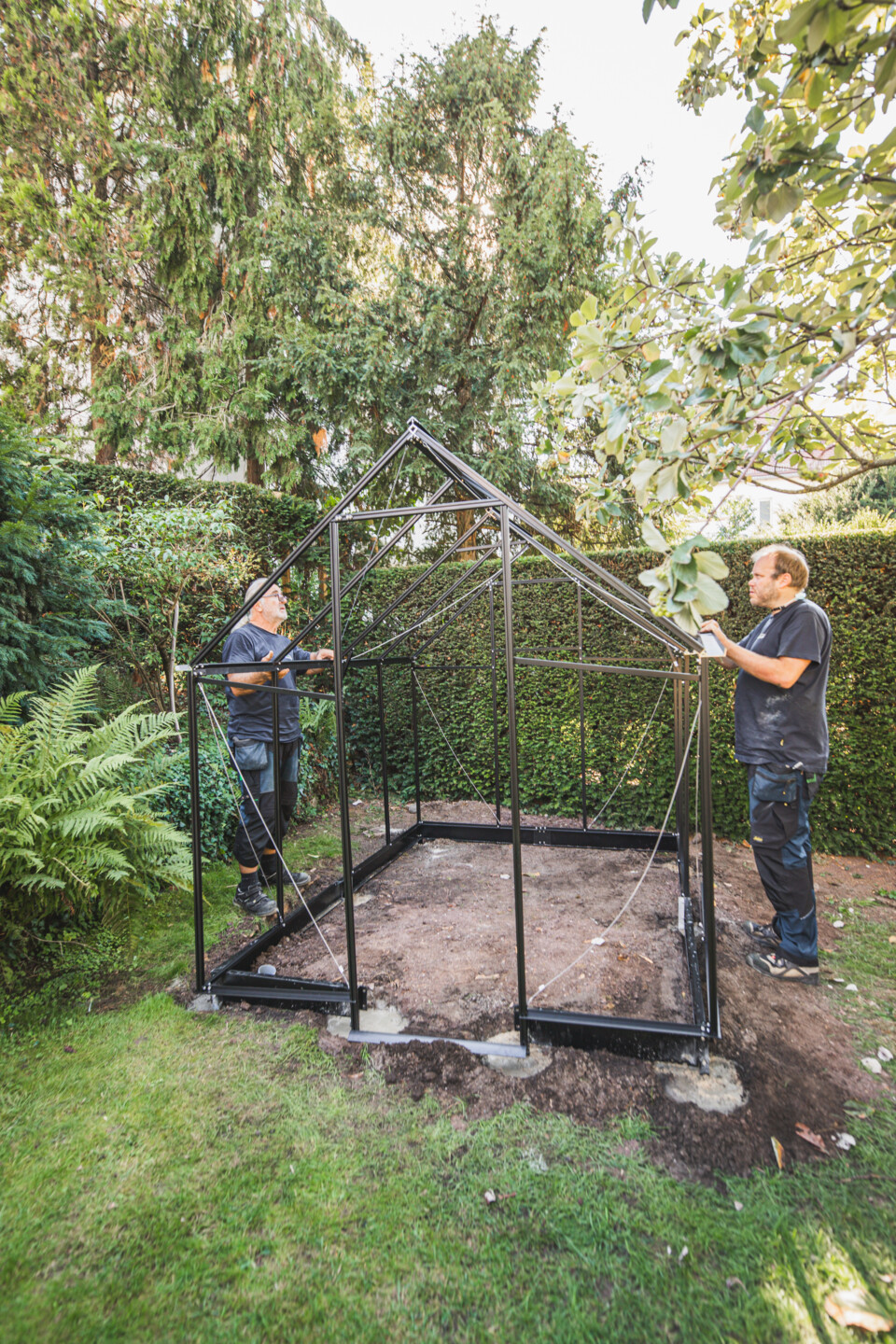 Die beiden hälften werden zusammengefügt und auf dem Fundamentrahmen montiert.