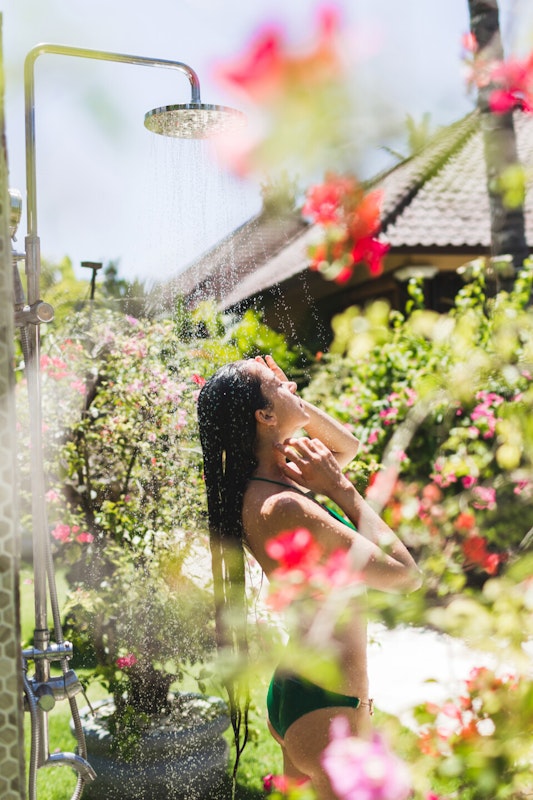 Gartendusche Duschen im Freien ist die perfekte Abkühlung nach dem Saunagang