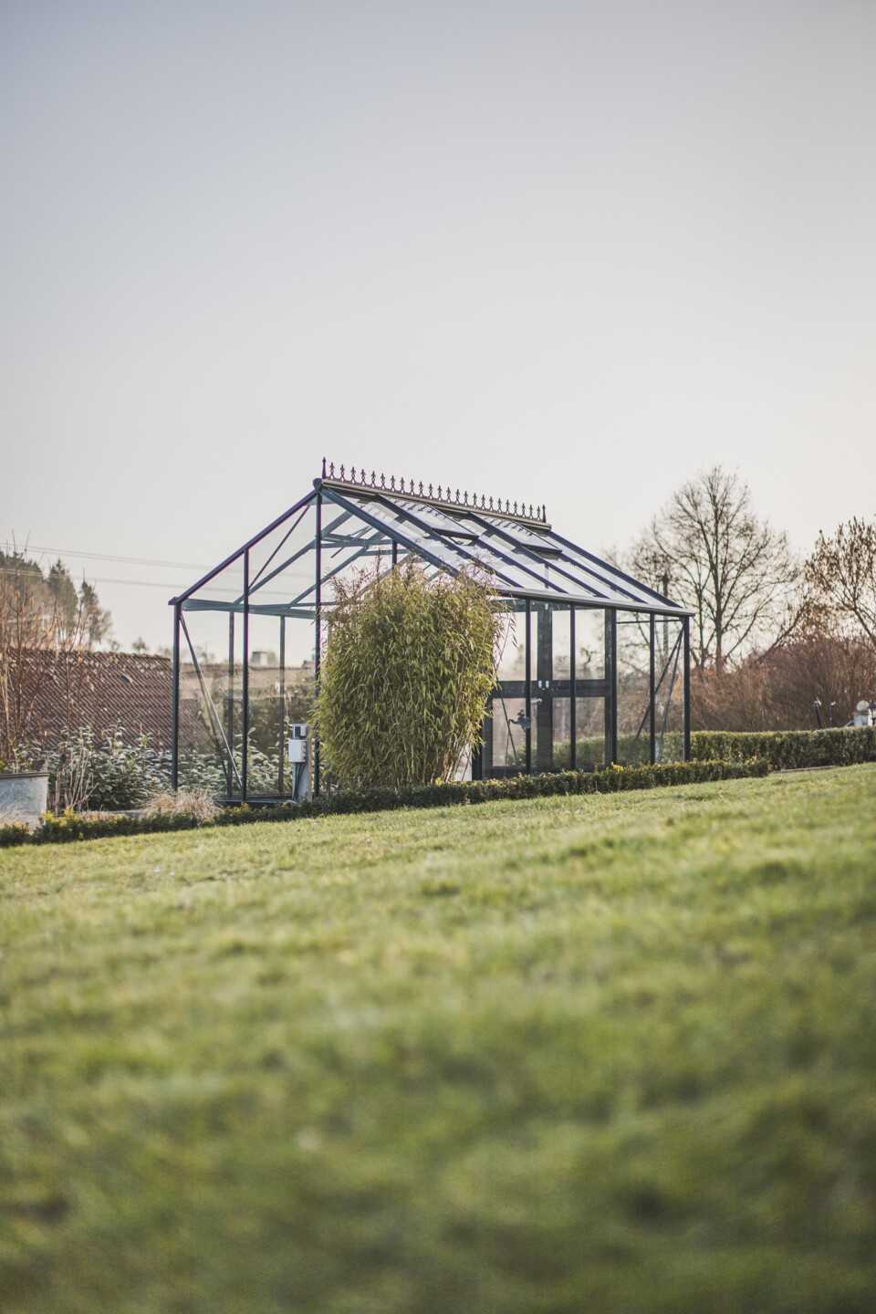 Das fertige Gewächshaus ist ein Blickfang im Garten