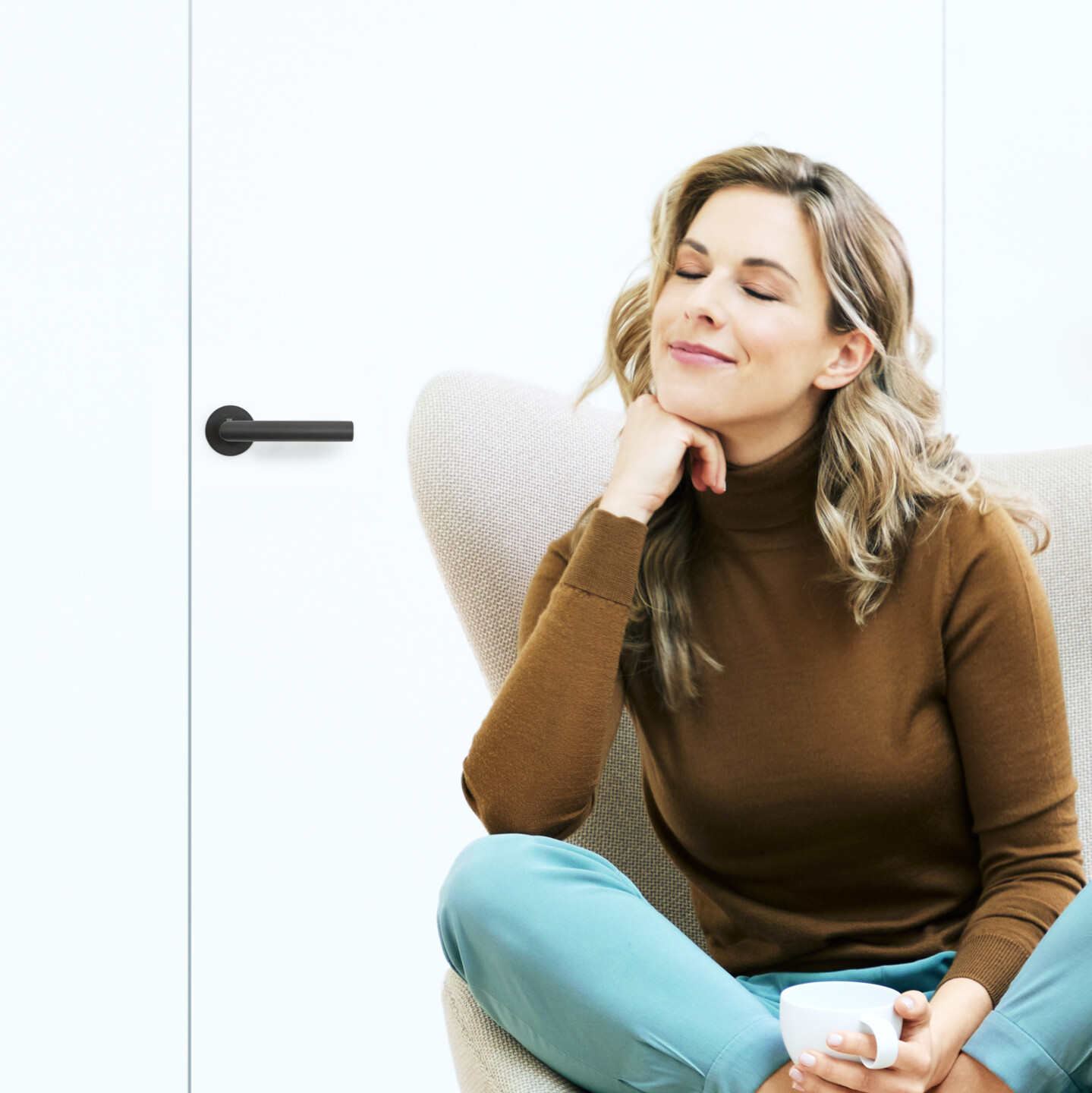 Frau genießt Ruhe und Auszeit