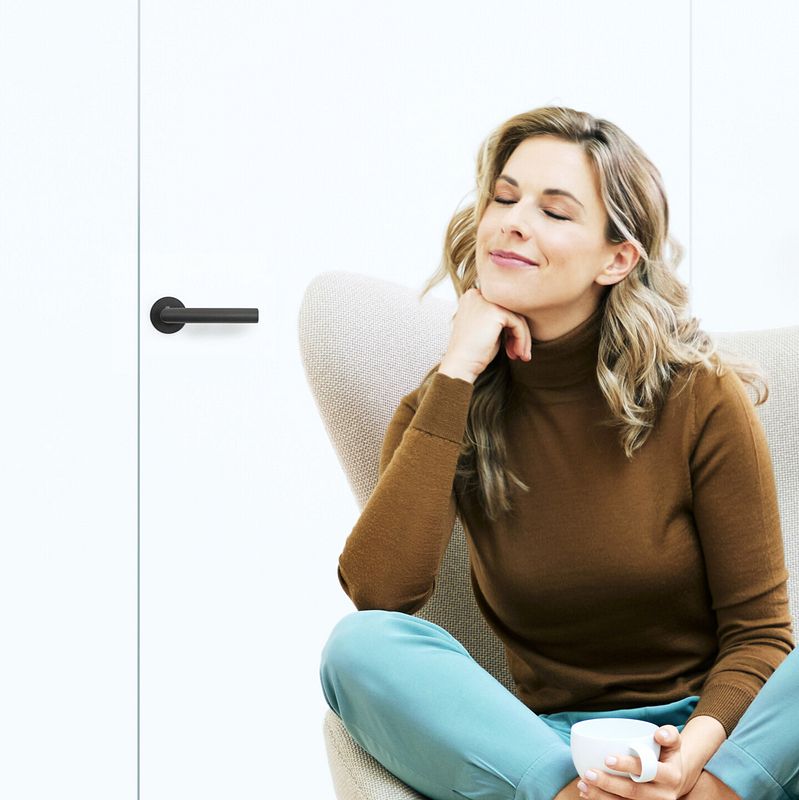 Frau genießt Ruhe und Auszeit