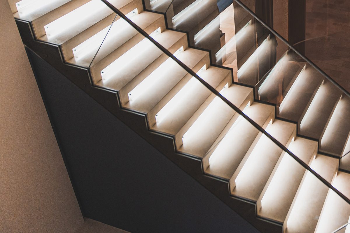 Treppen sind mit Led  Streifen beleuchtet