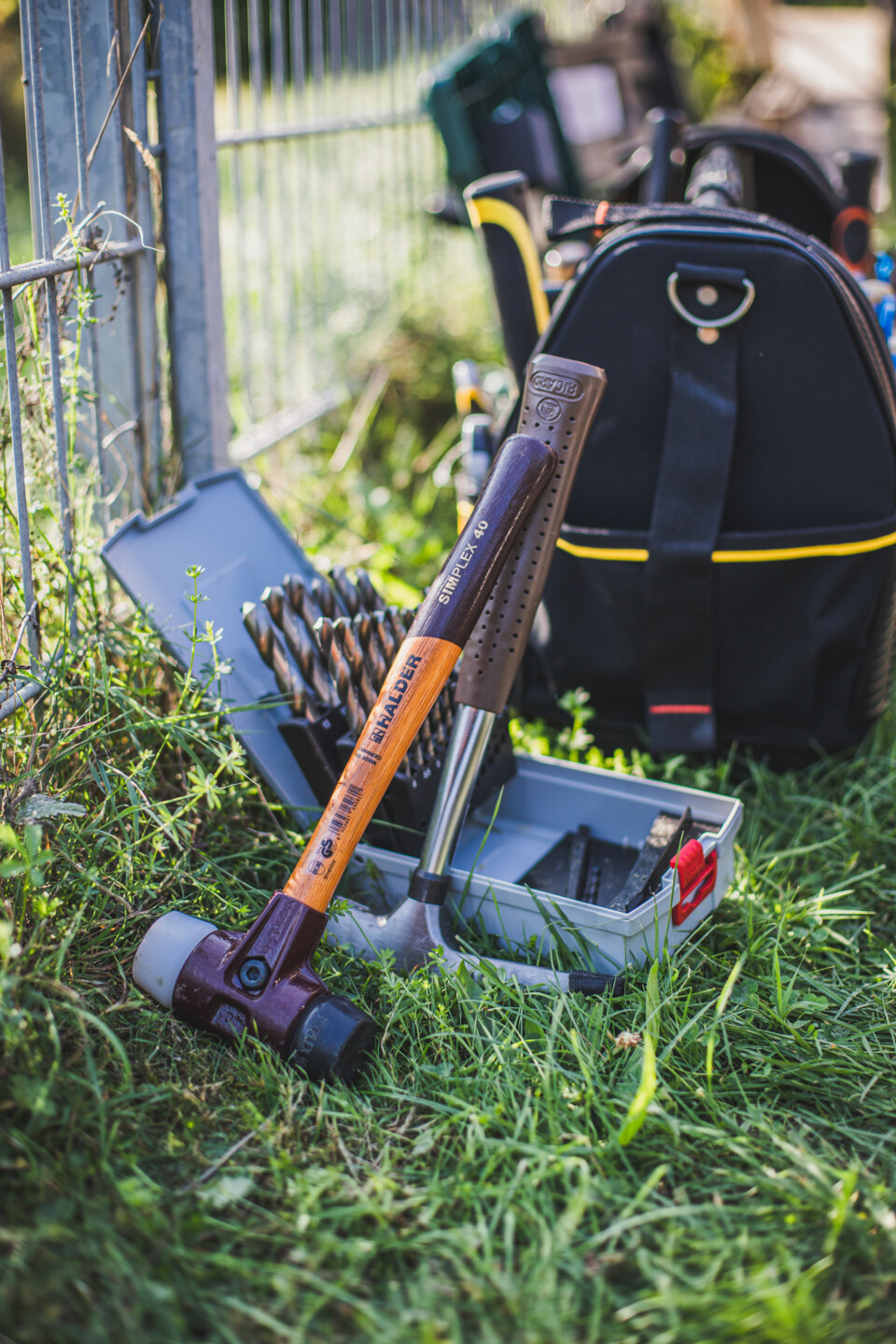 Das richtige Werkzeug ist beim Bau eines Gabionenzauns entscheidend