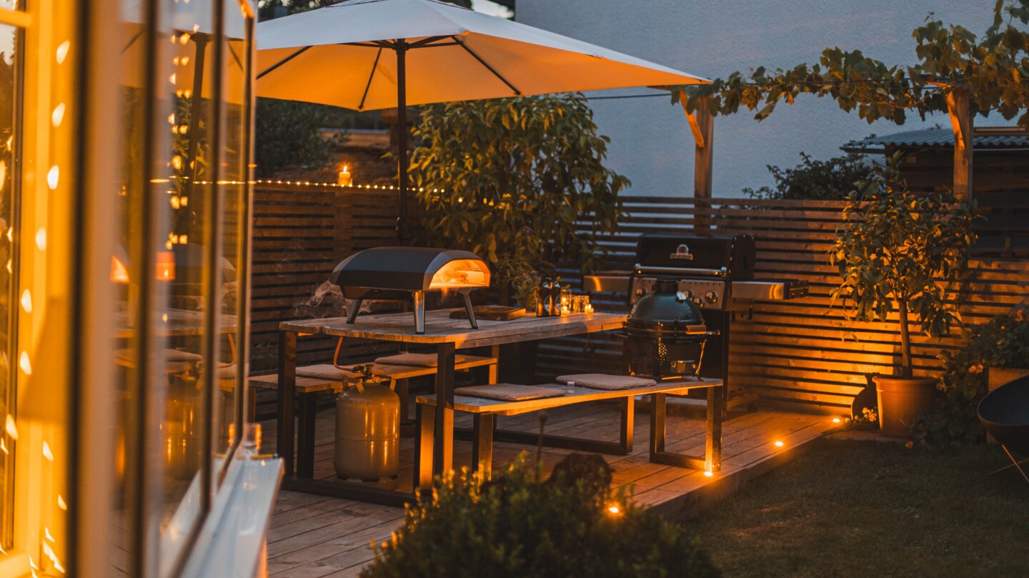 Gemeinsames Abendessen im Winter auf der gemütlich dekorierten Terrasse