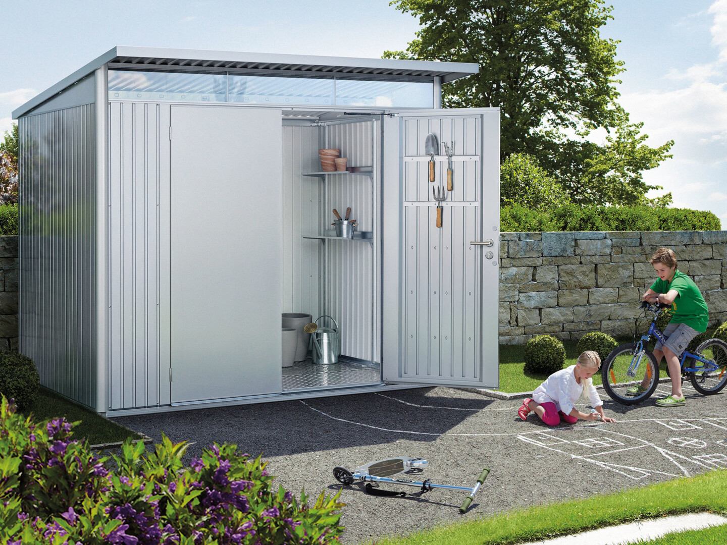 Das Metallgerätehaus AvantGarde von Biohort ist modern, widerstandsfähig und optisch ansprechend