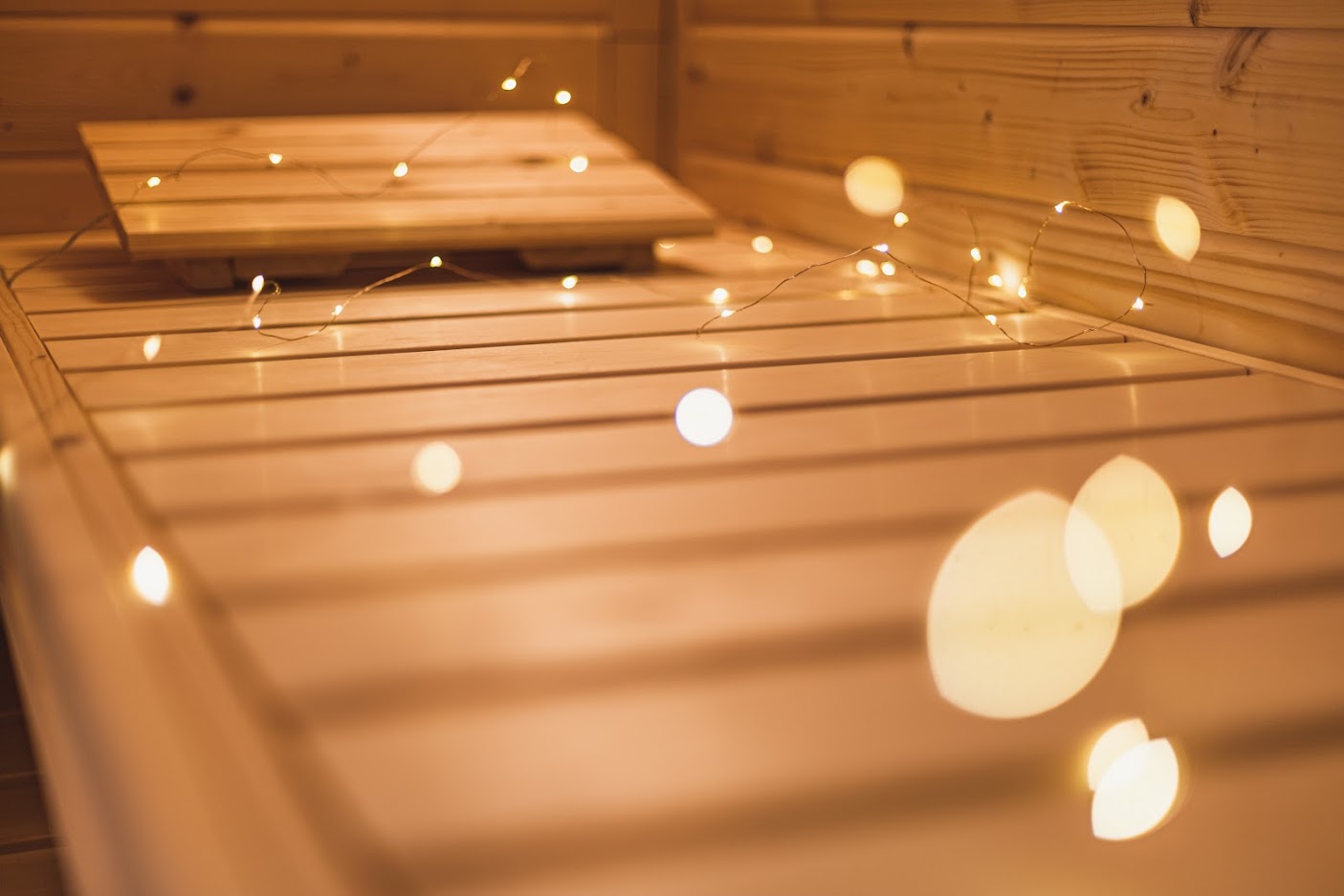 Entspannen Sie auf der Saunaliege mit der richtigen Kopfstütze