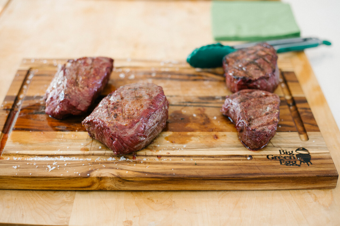 Ein Steak wurde vorwärts und eines rückwärts gegrillt