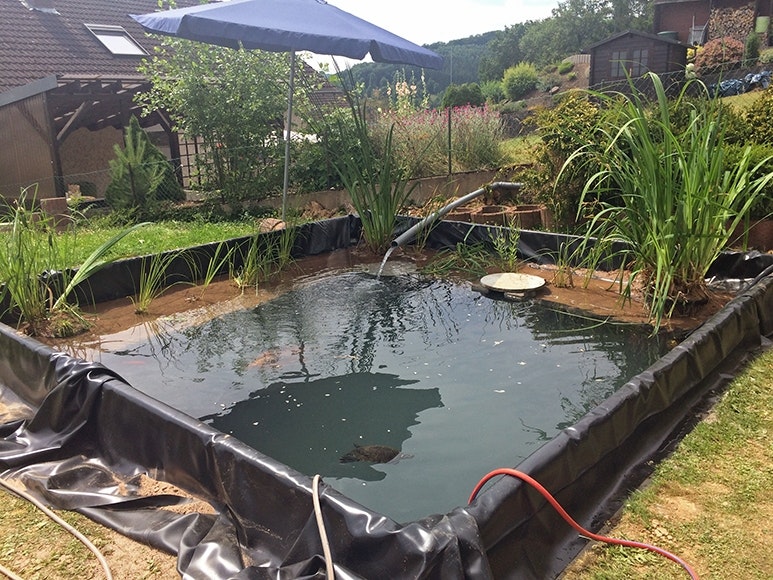 Befüllen mit Wasser des Teichs