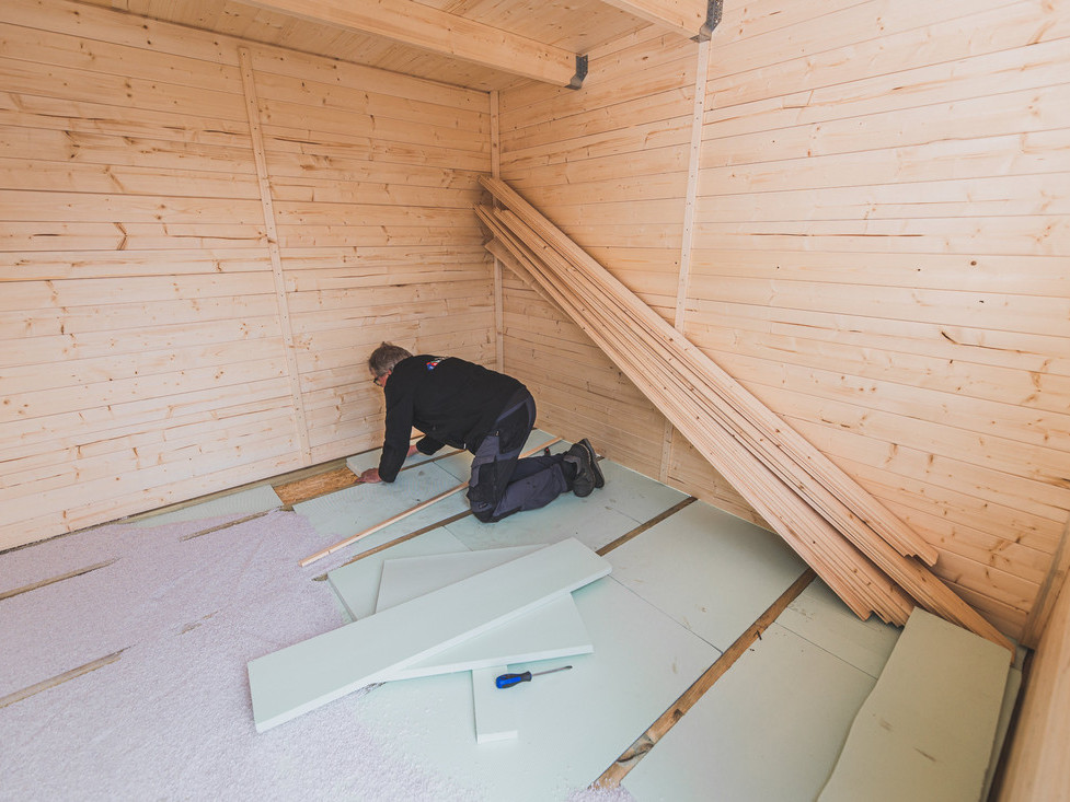 Die Dämmpakete werden in diesem Haus zwischen den Balken der Unterkonstruktion verlegt