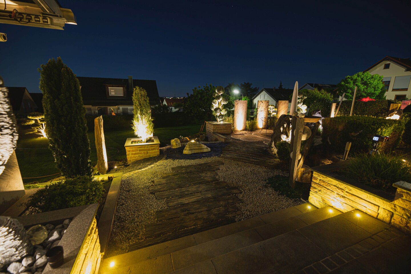 Terrasse wird mit unterschiedlichen Leuchten von allen Seiten angestrahlt