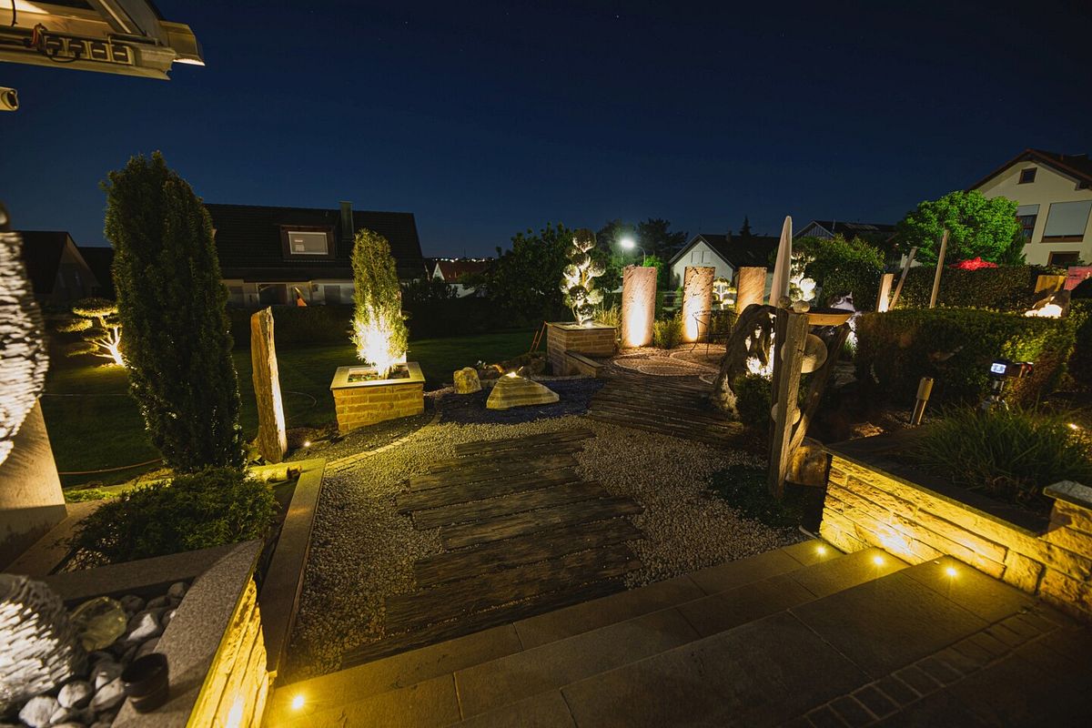 Terrasse wird mit unterschiedlichen Leuchten von allen Seiten angestrahlt