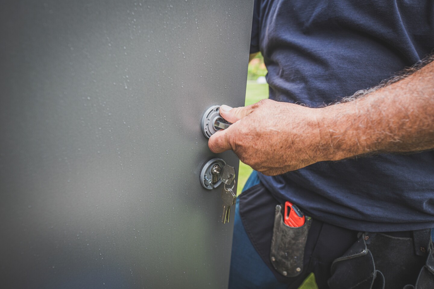 Die Beschläge der Tür, d.h. Türgriff und Türschloss werden angebracht