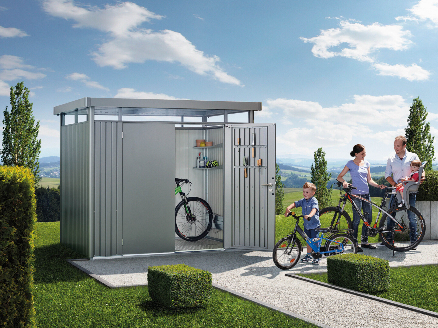 Das Metallgartenhaus HighLine von Biohort verfügt über einen rundum verlaufenden horizontalen Lichtstreifen und eine große Doppeltür