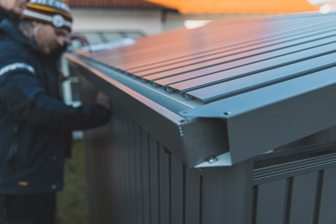 Biohort Panorama Abschlussarbeiten am Dach, die Dachrinnen und Verblender werden montiert