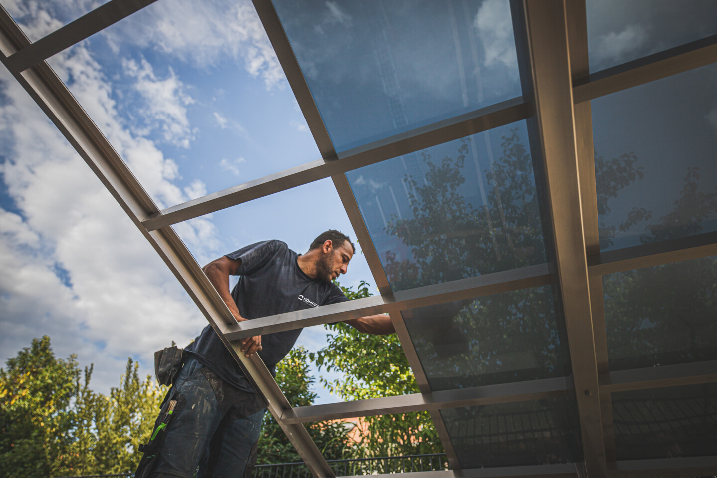 Verlegung der lichtdurchlässigen Dachpaneele des Metallcarports