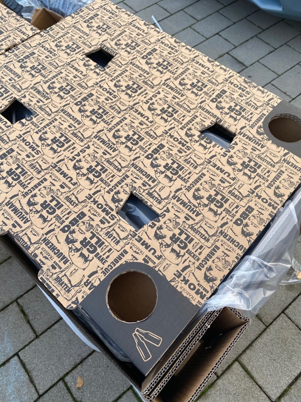 Traeger Timberline Karton Der Karton des Traeger Grills mit Halterungen für Bierflaschen