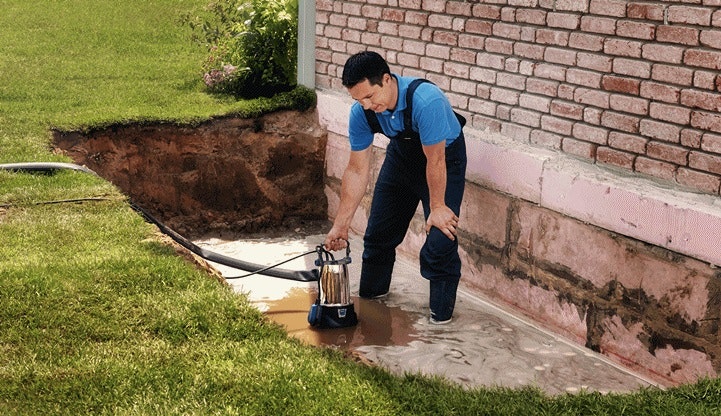 Schmutzwassertauchpumpe Oase ProMax MudDrain 11000 Schmutzwassertauchpumpe Oase ProMax MudDrain 11000 beim Leersaugen einer Baugrube.