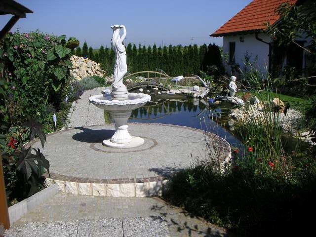 Statue vor dem Teich
