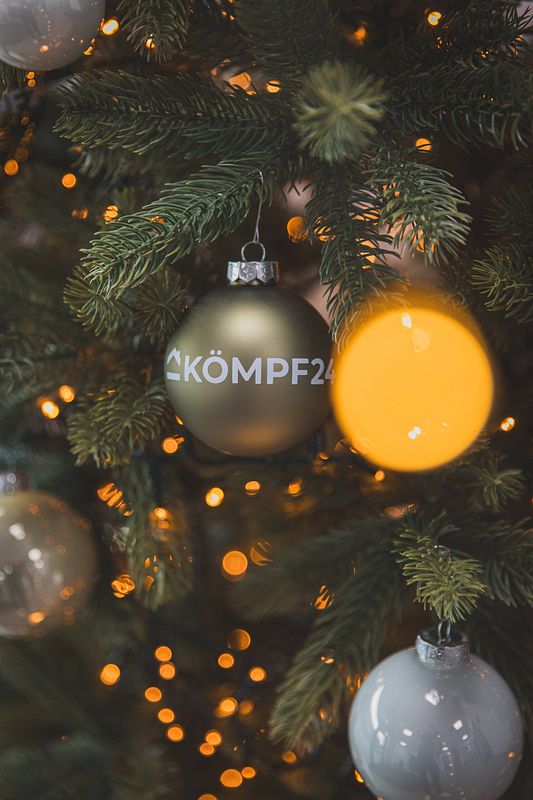 Weihnachten mit Geschenken  feiern Teaser Bild 2