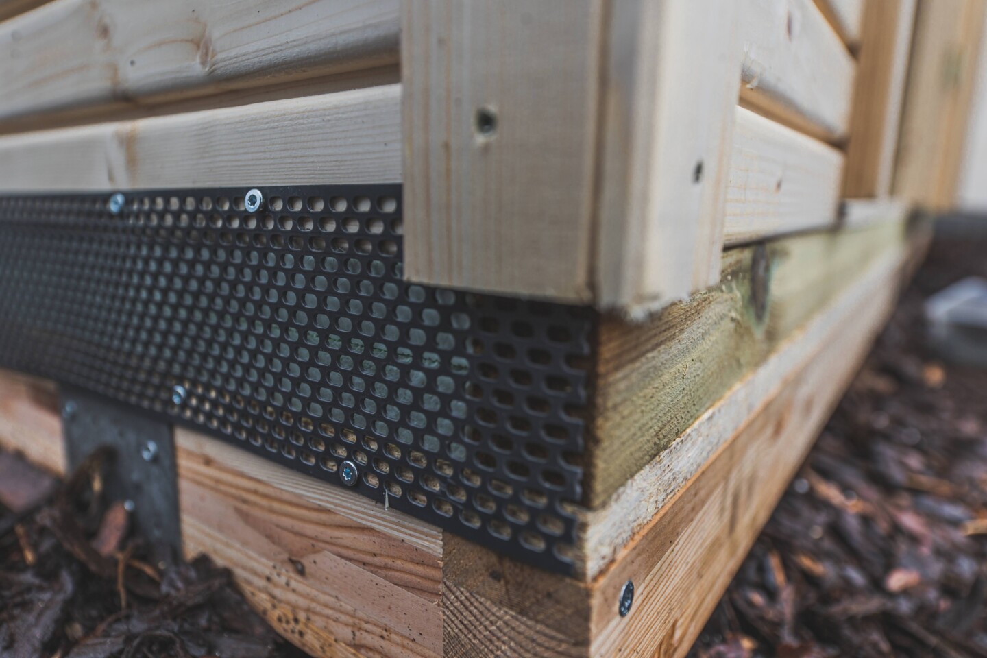Die Öffnungen an den Seiten müssen mit einem Gitter gegen Nagetiere und andere Schädlinge gesichert werden.
