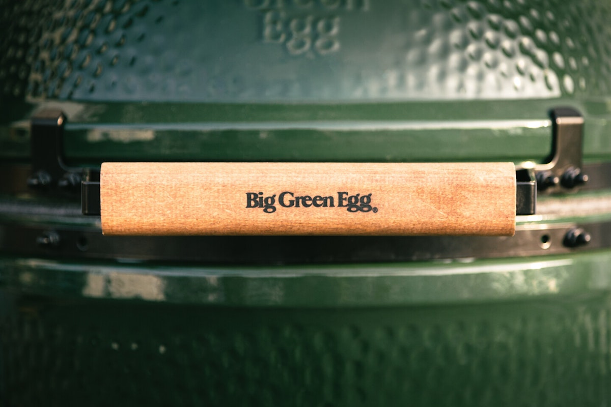 Big Green Egg Griff Der Griff zum Öffnen des Big Green Eggs ist aus Holz