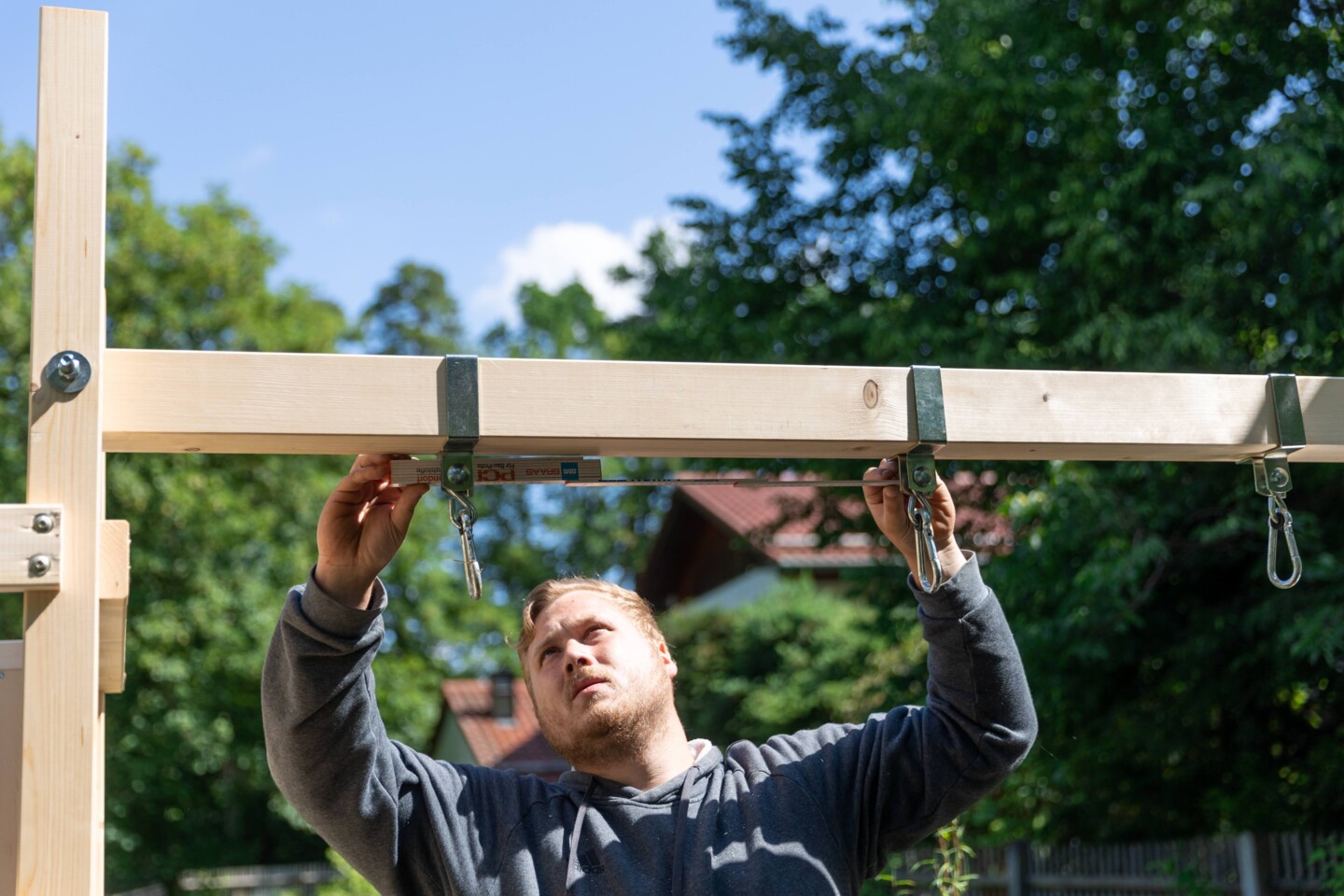 Die Aufhängung für eine Schaukjel wird positioniert