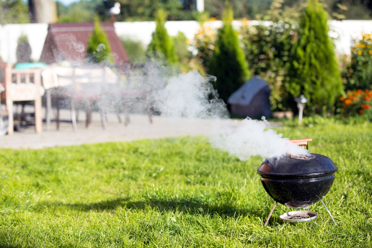 Starke Rauchentwicklung beim Grillen Wenn sich beim Grillen viel Rauch entwickelt und dieser in das Haus zieht kann es gefährlich werden