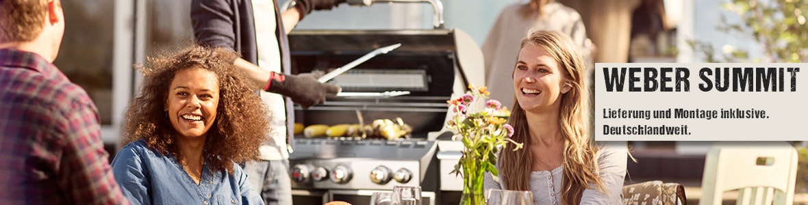 Menschen unterhalten sich beim Grillen Menschen unterhalten sich beim Grillen