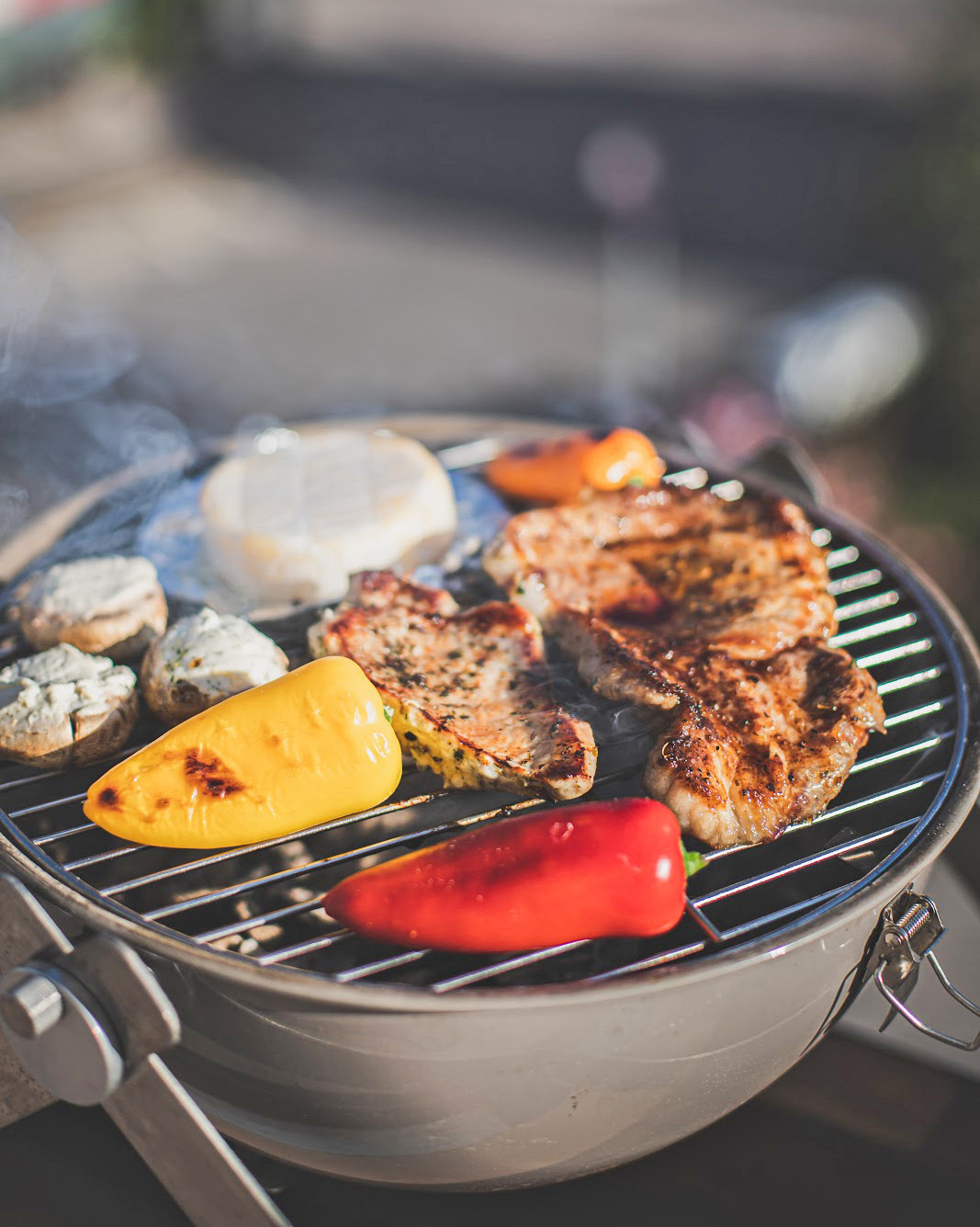 Auch ein kleiner Holzkohlegrill kann bereits tolle Erlebnisse bereiten!