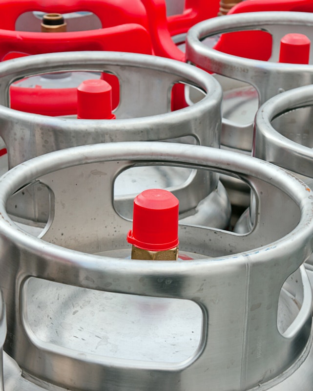 Gasflasche mit rotem Sicherheitsverschluss Gasflasche mit rotem Sicherheitsverschluss