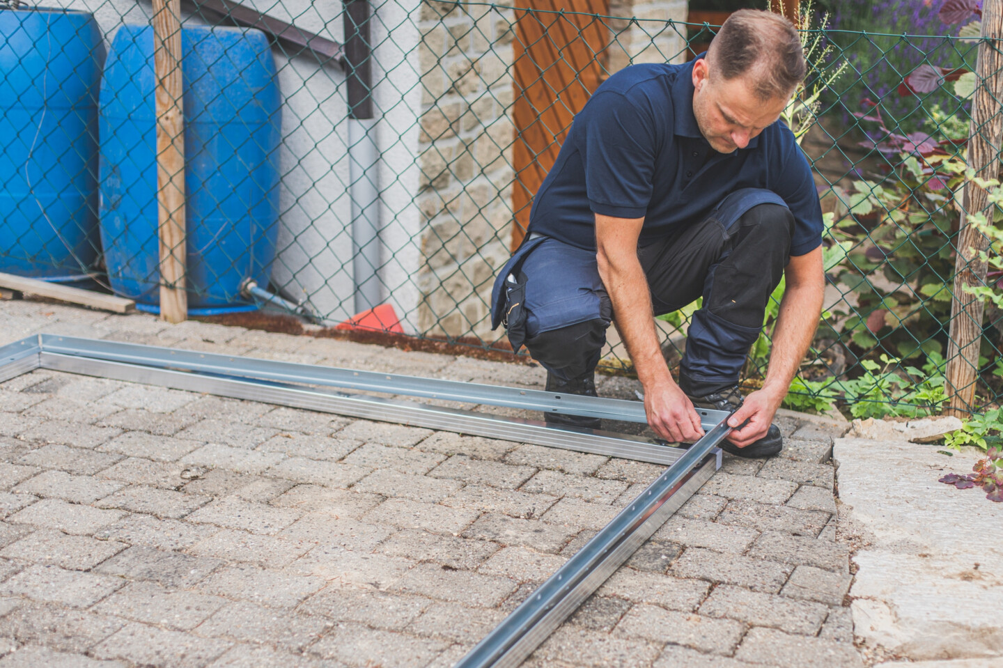Das Bodenprofil wird auf dem Fundamentrahmen befestigt