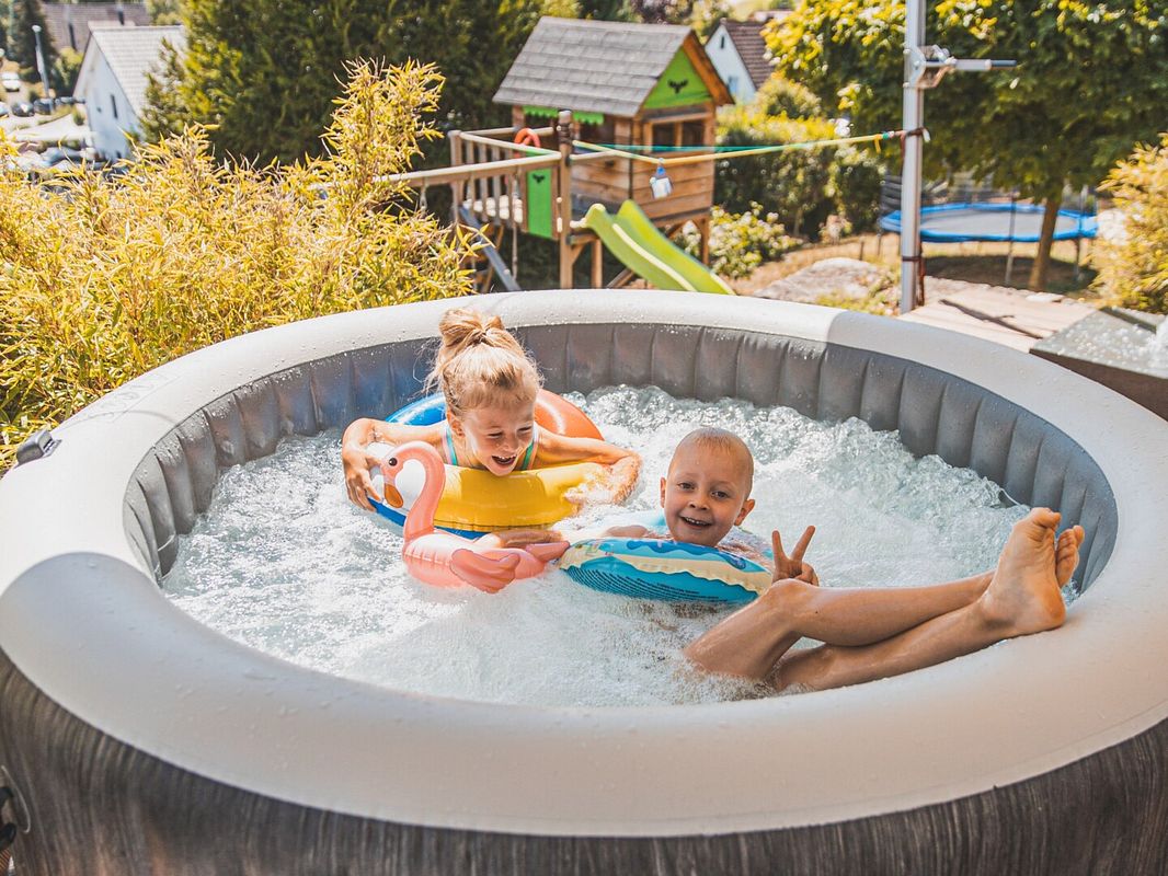Im kühlen Nass können die Kinder Stunden verbringen