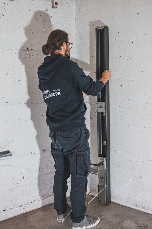 Positionieren Sie die Fahrradhalterung dort, wo sie später an der Wand fixiert werden soll.