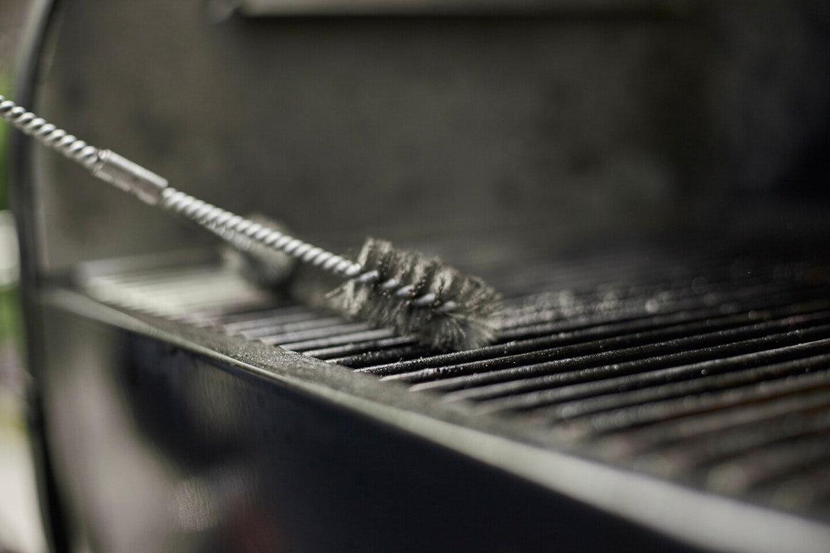 Weber Smokefire Grillrost bürsten Die Grillkammer sowie der Grillrost des SmokeFire sollten regelmäßig gereinigt werden