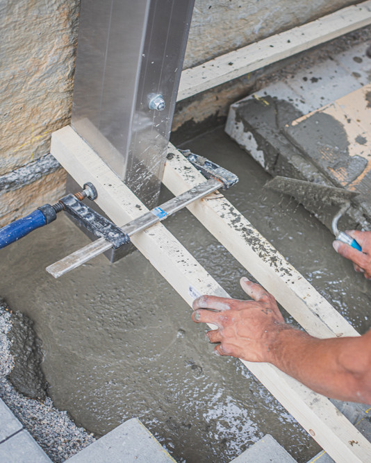 Die Stützpfosten werden einbetoniert