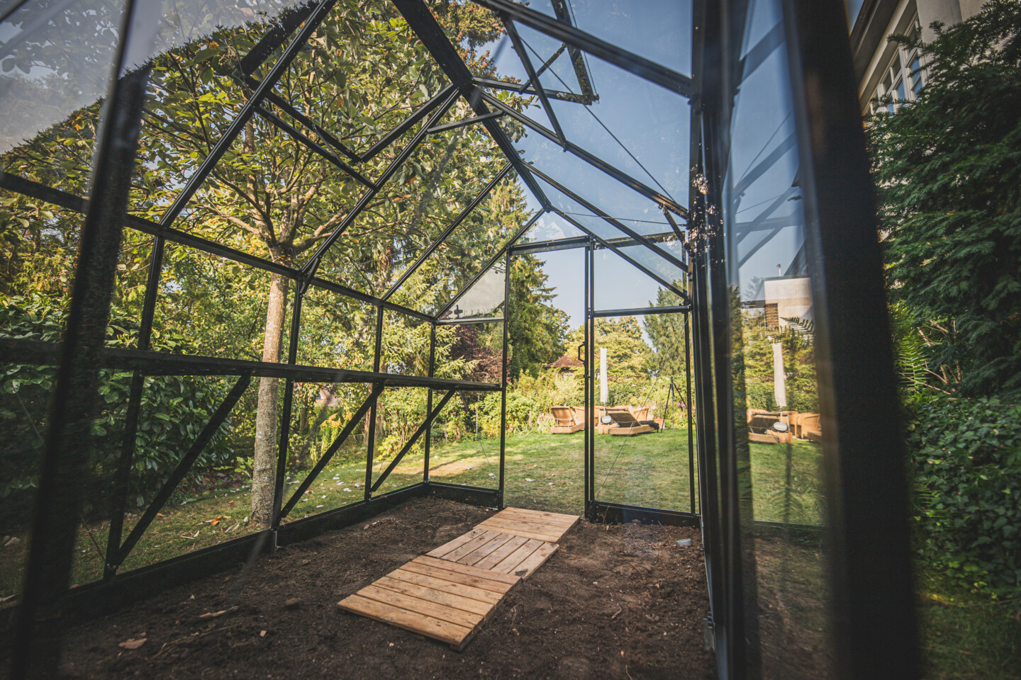 Das fertige Gewächshaus in der Innenansicht
