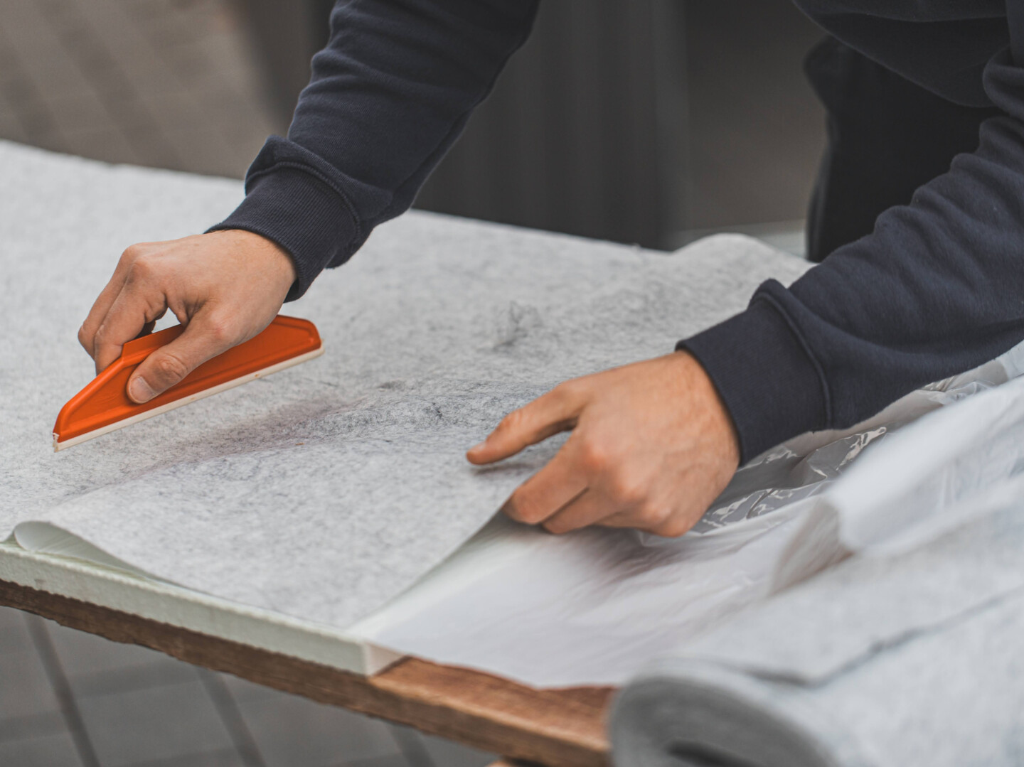 Klebendes Vlies auf der gesamten Fläche festkleben