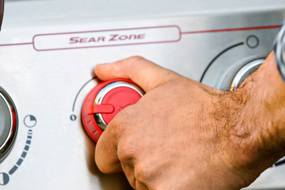 Sear Zone Die Sear Zone ist ein zusätzlicher Hochleistungs-Brenner für extreme Hitze im Grill