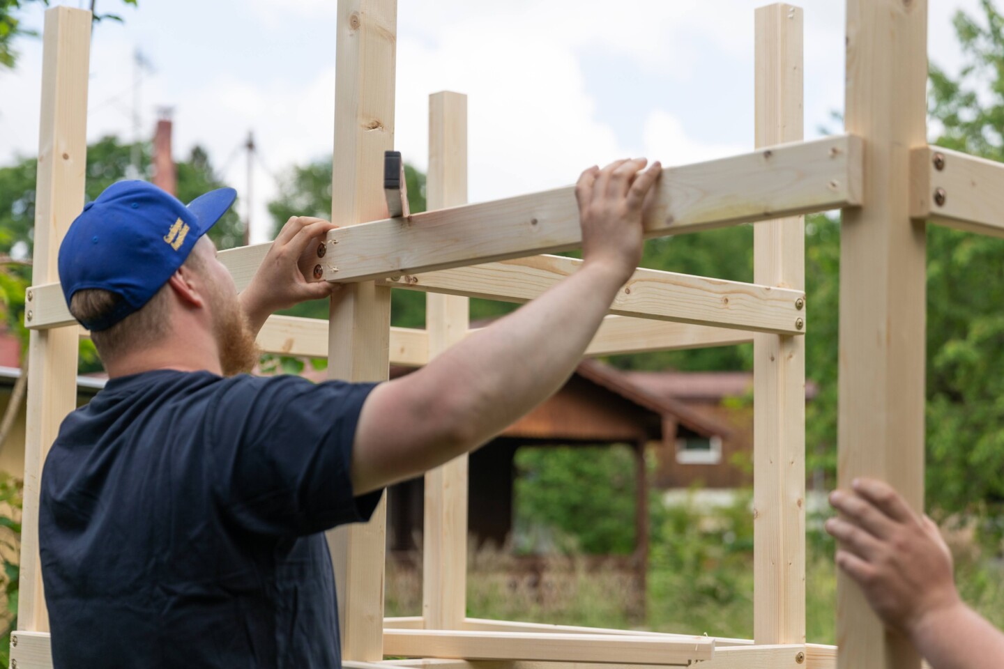Das Stelzenhaus mit Plattformanbau steht auf insgesamt 6 Stützen