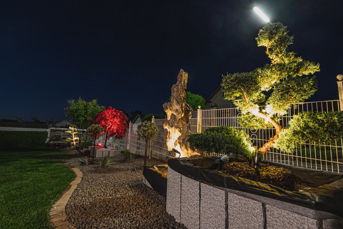 Heissner SMART LIGHTS Gartenbeleuchtung Ein beleuchteter Garten mit LED Spots und RGB Farblichter der Heissner SMART LIGHTS Serie