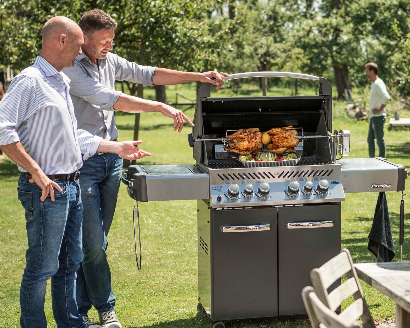 Hähnchen am Spieß braten auf dem Gasgrill