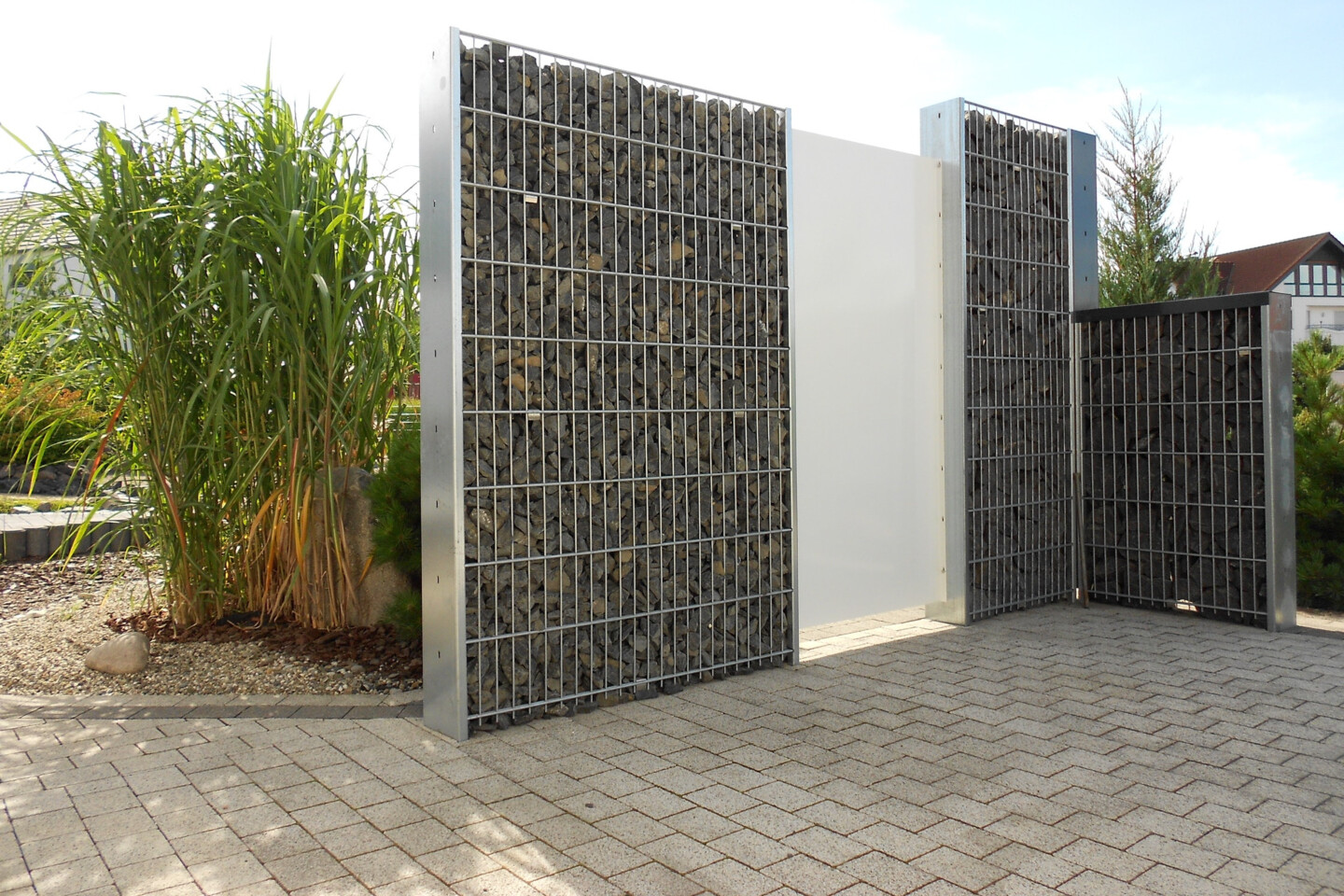 Ein modernes Gabionenset mit edlem Zwischenelement