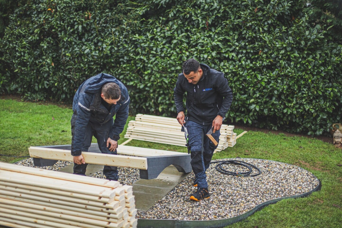 Standfüße befestigen Zuerst werden die beiden Standfüße mit Querlatten befestigt