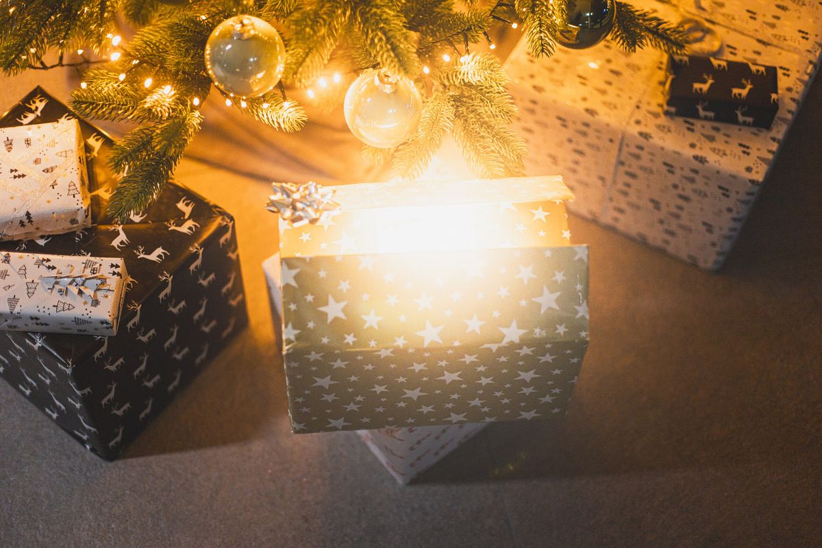 Weihnachten mit Geschenken  feiern Content Bild