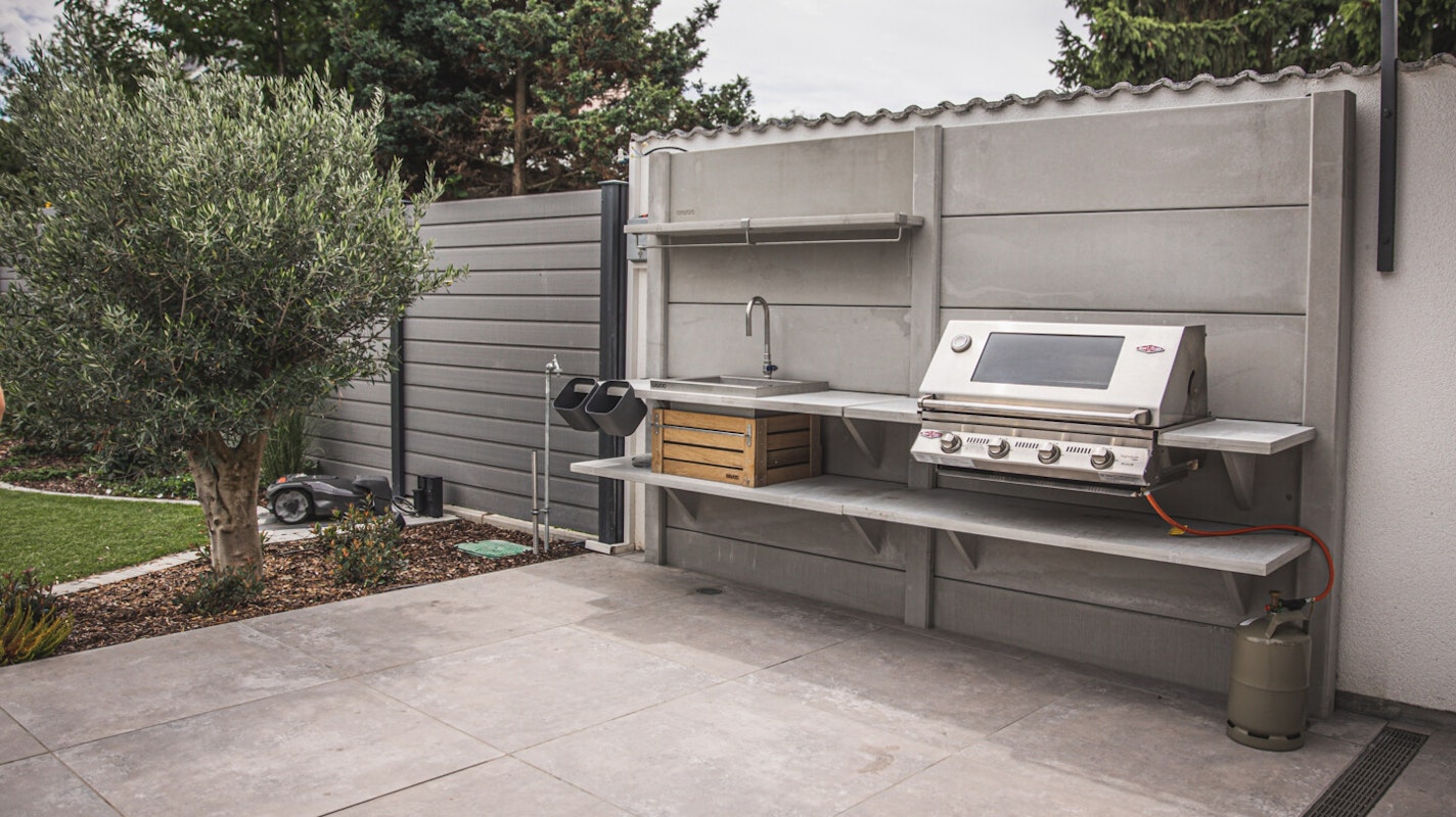 WWOO Outdoorküche Die Beton-Outdoorküche von WWOO mit Einbaugasgrill