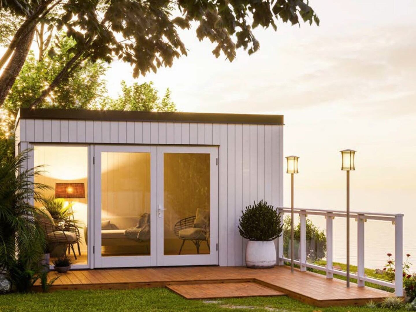 Ein Gartenhaus als Wohnzimmer eingerichtet, mit Blick in den Garten