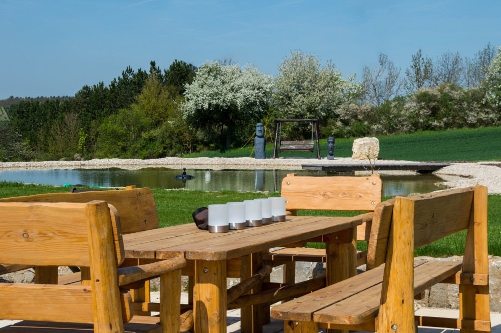 Großer Schwimmteich mit Steg. Großer Gartenteich mit Holztisch-Garnitur, Steg und Hollywoodschaukel.