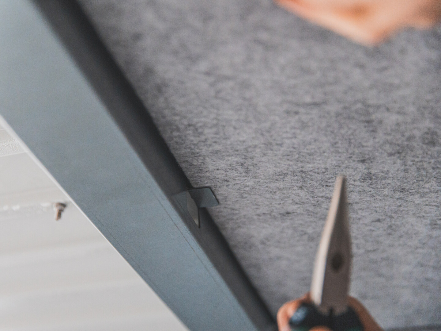 Platte mit Hilfe der Halterungen anbringen