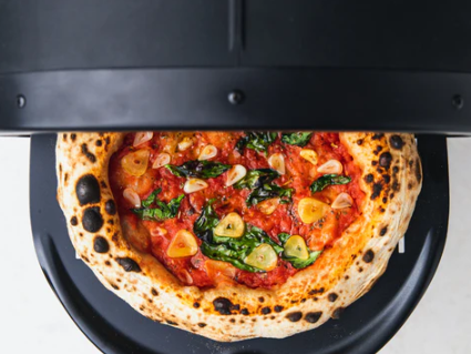 Pizza aus dem Outdoor Pizzaofen